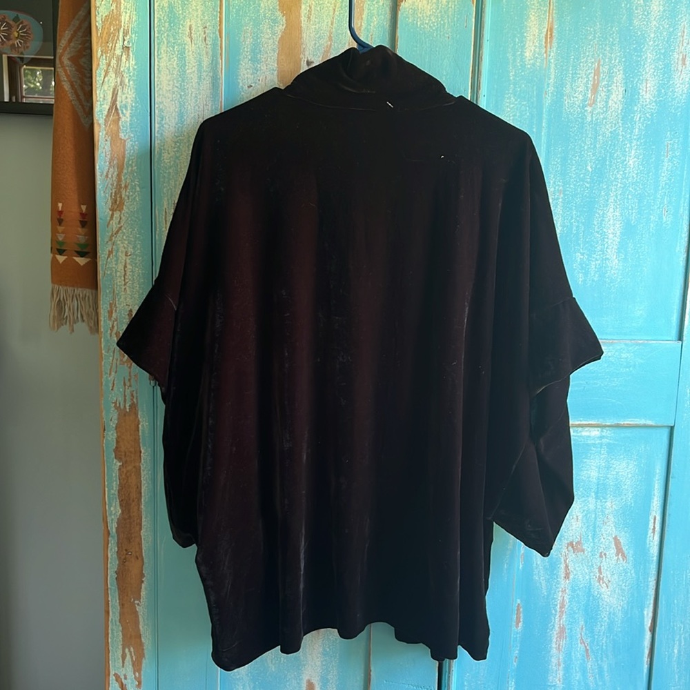 Natori Black and Gold Embroidered Kimono - Picture 3 of 3